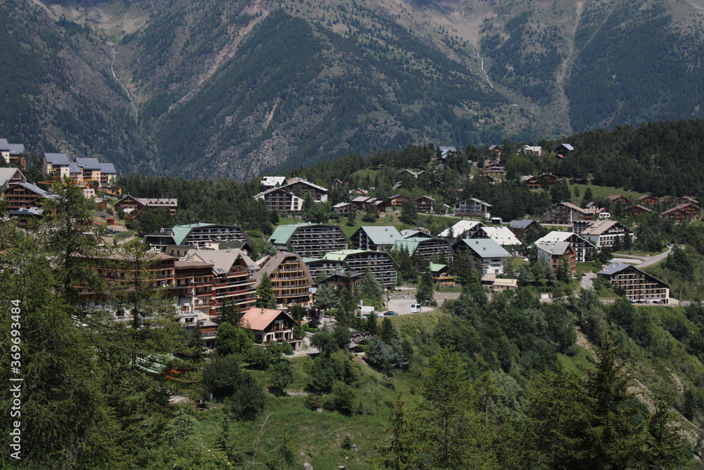 Φωτογραφία Mesmerizing view of the mountain resort in Saint Etienne de Tinee, France