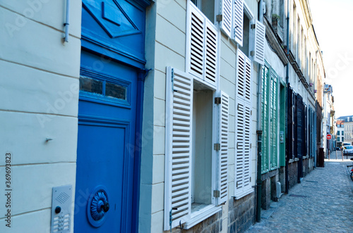 Jolie rue de Lille avec ses volets bleus photo