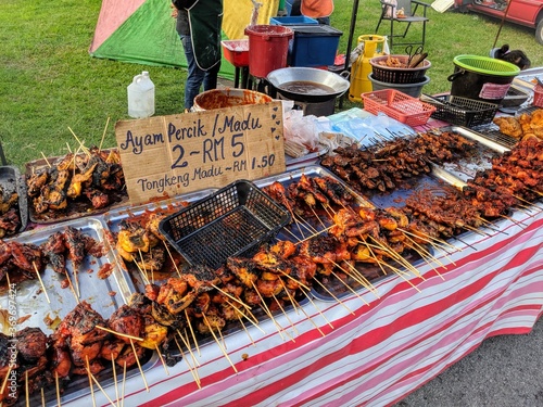 Fleischspieße auf einem Streetfood Nachtmarkt in Asien
