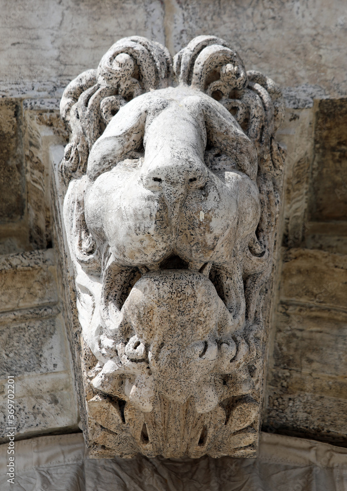 statue depicting the face of a lion in the ancient Palace of Ven