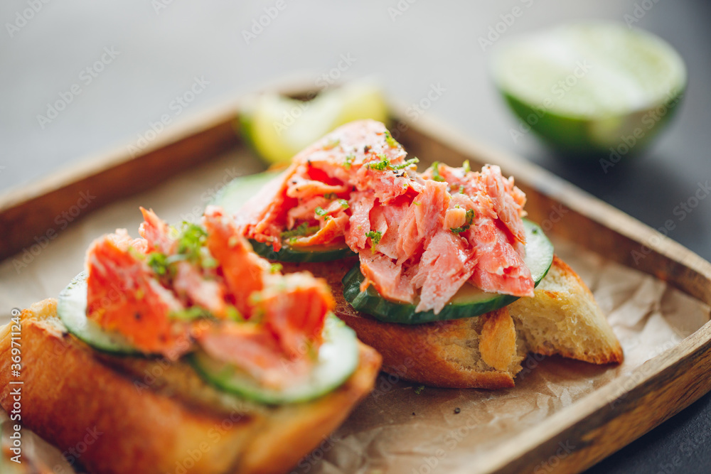 Toasts with fresh cucumber and smoked salmon served with lime shavings Toasts with fresh cucumber and smoked salmon served with lime shavings