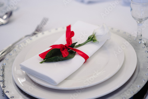 decoration of the hall flowers and plates