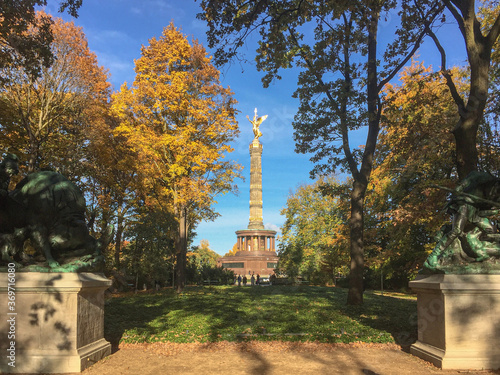 Canvas Print Blick auf die Siegessäule aus dem Tiergarten im Herbst