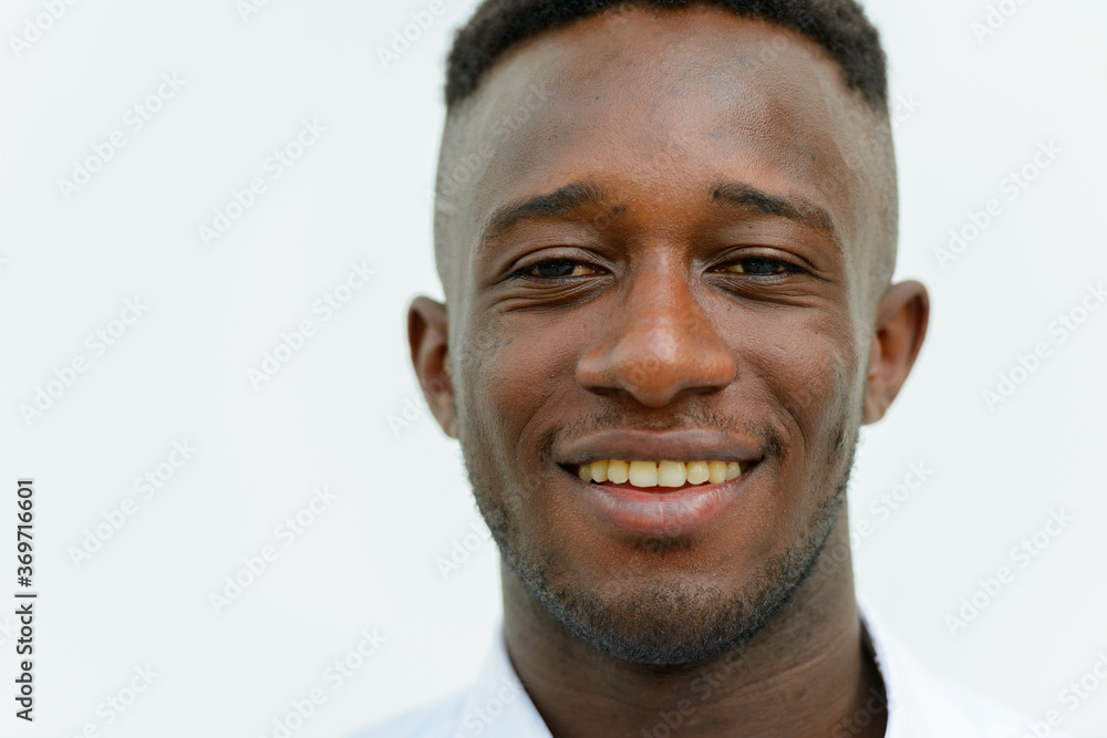 Obraz premium Young African businessman in the city outdoors