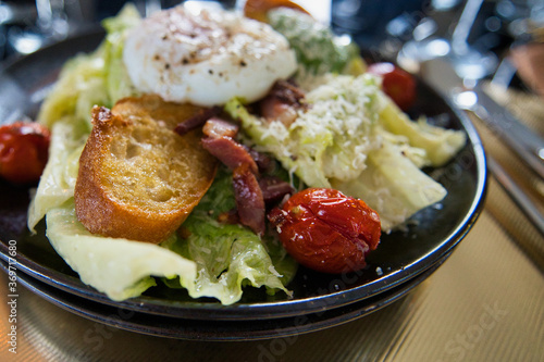 Caesarsalat mit blanchiertem Ei, Tomaten und geröstetem Weißbrot, Produktbild Speisekarte