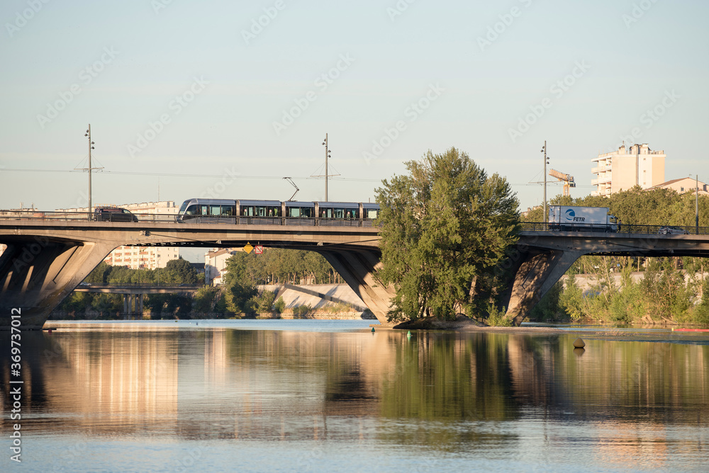 Transports publics en ville sur un pont 