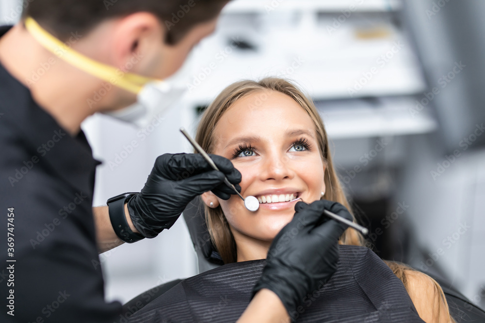 Φωτογραφία The woman came to see the dentist sits in the dental chair