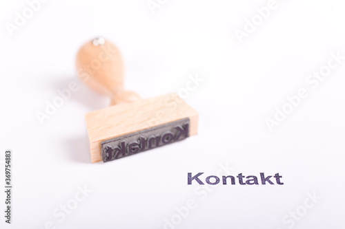 Stempel aus Holz mit dem Wort Kontakt