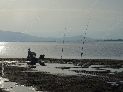 paisaje y pescador del delta del ebro