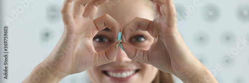 Obraz na plátně Female optometrist shows glasses out fingers