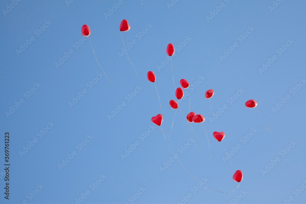 Fototapeta premium Herz Luftballons am blauen Himmel