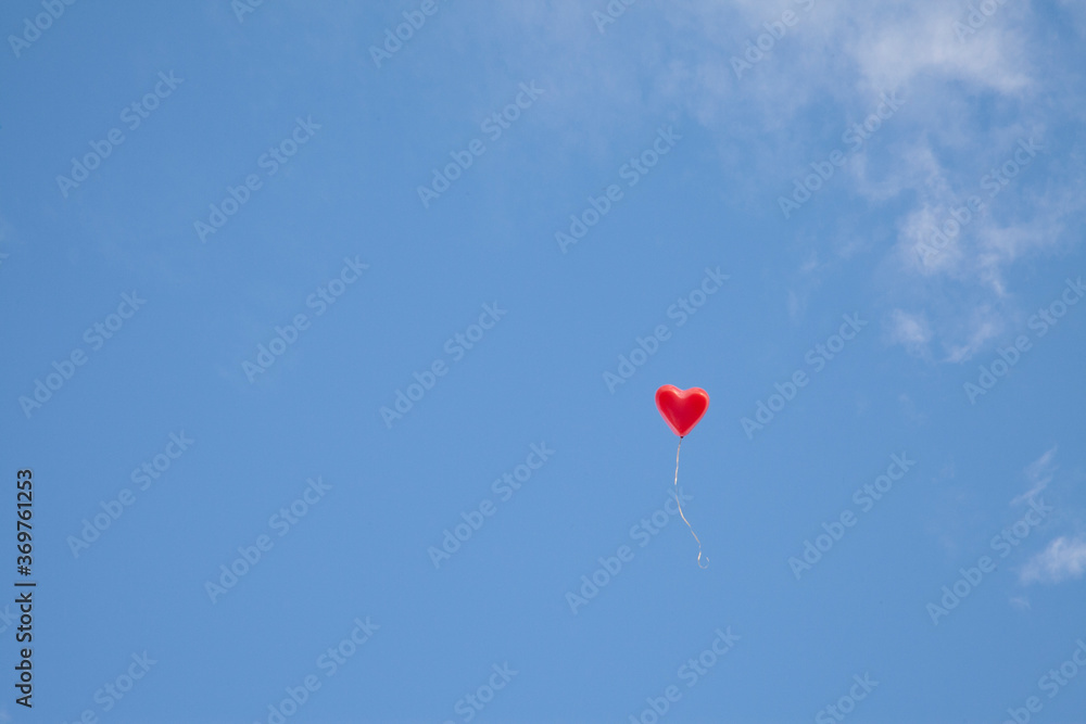 Fototapeta premium Herz Luftballons am blauen Himmel