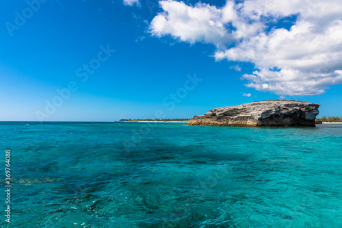 Fototapeta Naklejka Na Ścianę i Meble -  The blue skies and turquoise waters of the Caribbean island of Eleuthera, Bahamas