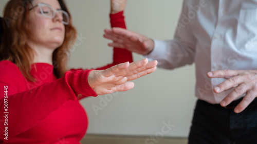 Canvastavla An elderly man hypnotizes a female patient