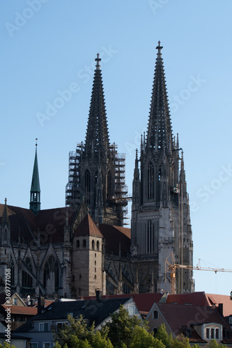 Regensburger Dom mit Gerüst vor blauem Himmel
