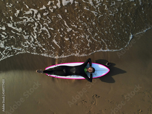 Slika na platnu SURFER RESTING ON THE SHORE OF THE BEACH