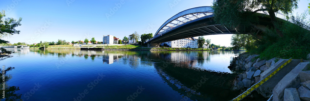 Straubing, Deutschland: Panorama der Donau mit Herzogbrücke in Sicht Straubing, Deutschland: Panorama der Donau mit Herzogbrücke in Sicht