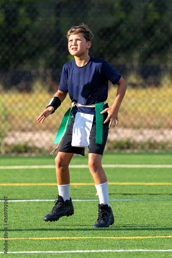 Obraz premium Young athletic boy playing in a flag football game