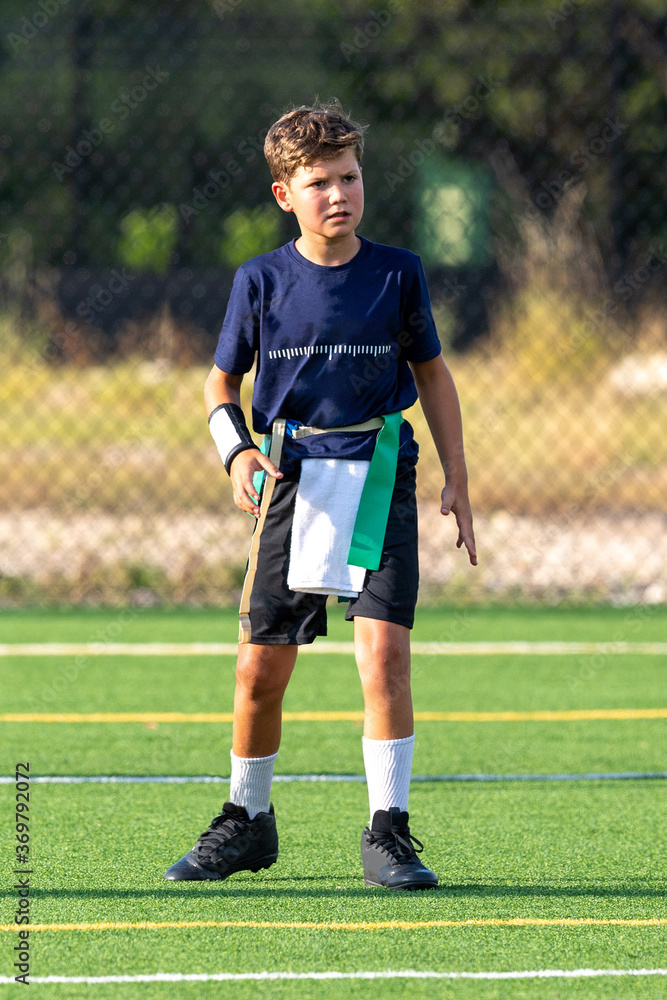Obraz premium Young athletic boy playing in a flag football game