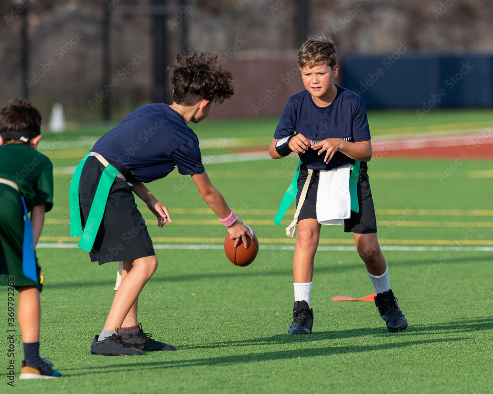 Obraz premium Young athletic boy playing in a flag football game