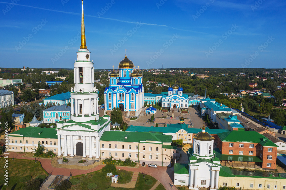 Obraz premium Zadonsk, Russia. Vladimir Cathedral of the Zadonsk Nativity of mother of God monastery, aerial view.