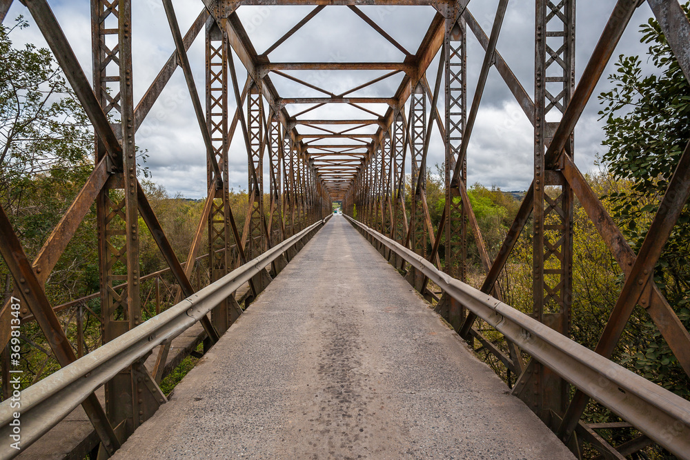 Obraz premium Steel Bridge over Varzea River - Campo do Tenente city - PR - Brazil