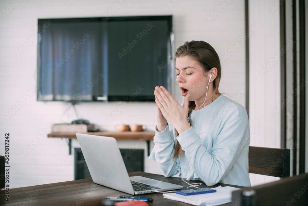 Obraz premium Woman is sick and works on laptop at home.