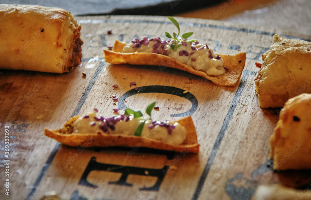 Fototapeta premium tostada de humus, vegetariana banquete 