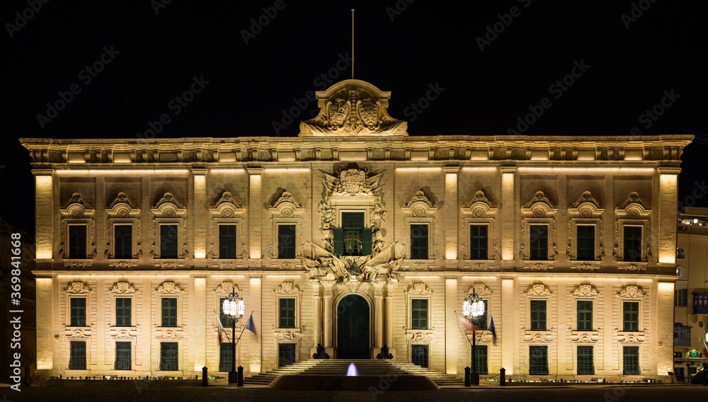 Obraz premium Auberge de Castille illuminated at night in Valletta