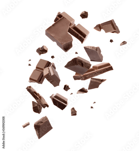 Φωτογραφία Milk chocolate pieces falling on white background