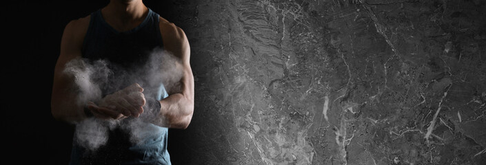 Fotobehang Fitness Sterke man met magnesiumpoeder in gym  © New Africa