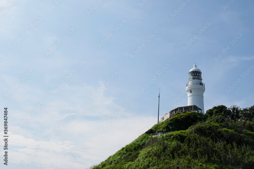 御前崎海岸から見る白亜の灯台