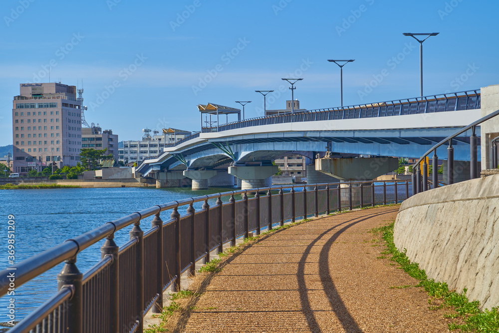島根県松江市の宍道湖大橋南詰夫君の遊歩道から北詰方面の眺望