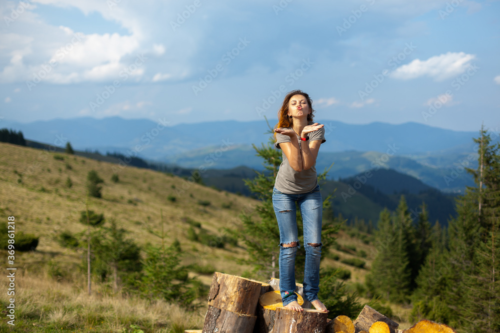 Naklejka premium girl posing and gesturing in the mountains