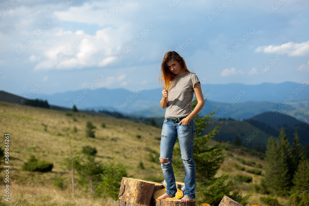 Naklejka premium girl posing and gesturing in the mountains