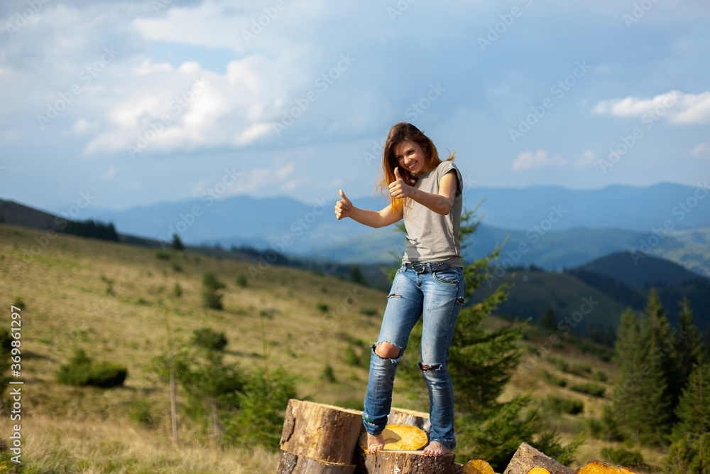 Naklejka premium girl posing and gesturing in the mountains