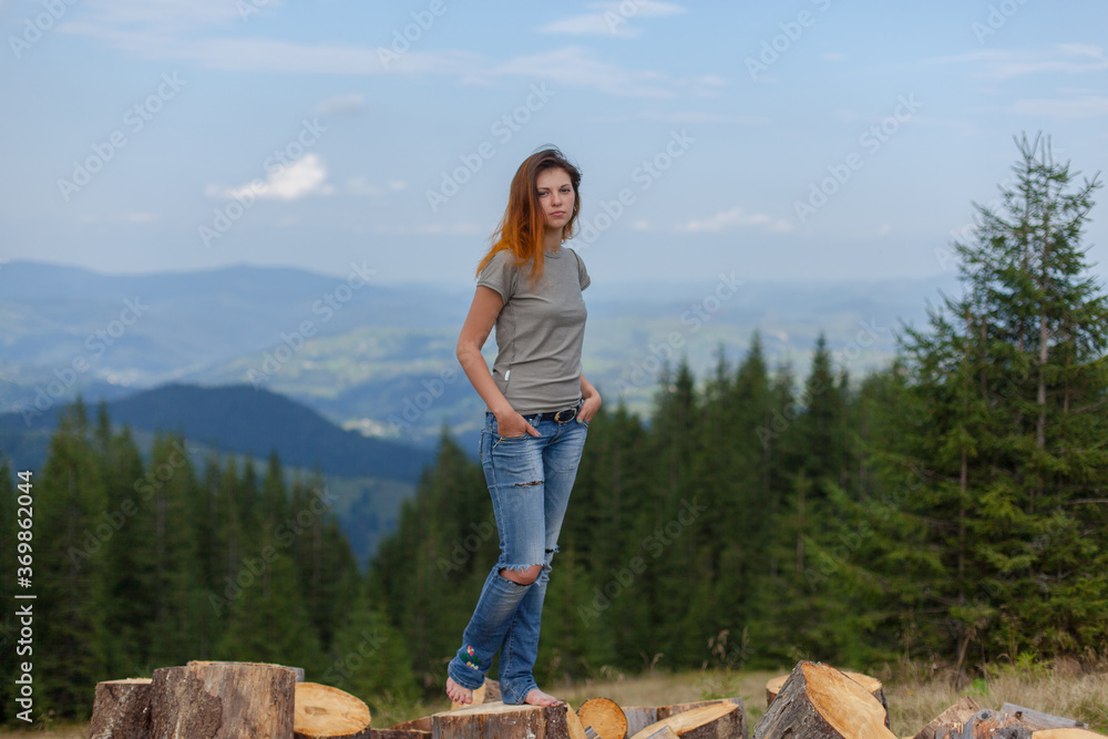 Naklejka premium girl posing and gesturing in the mountains