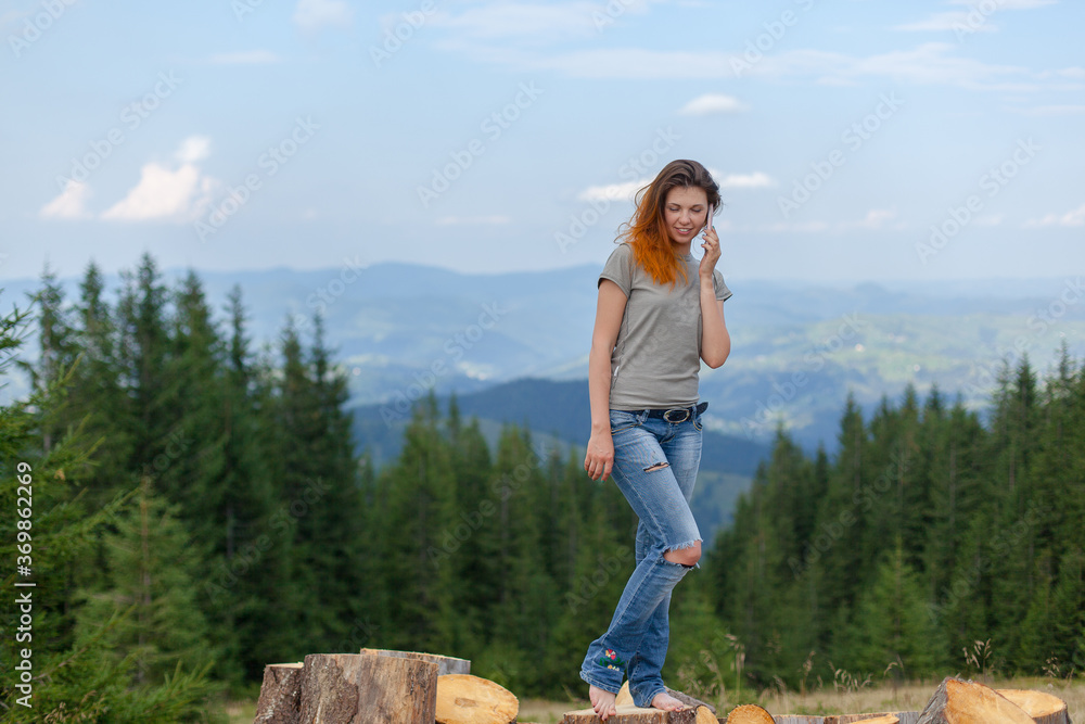 Naklejka premium girl posing and gesturing in the mountains