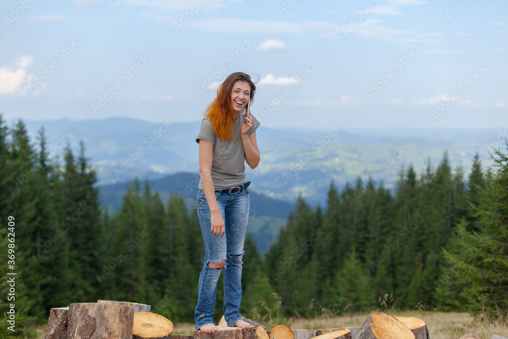 Naklejka premium girl posing and gesturing in the mountains