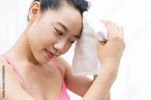 汗を拭く女性