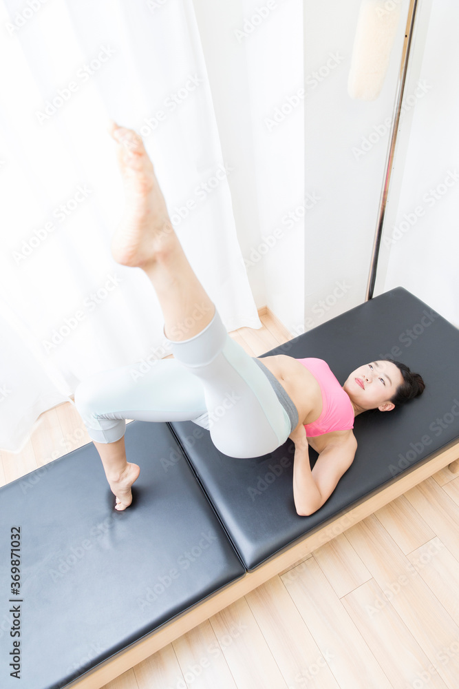 Fototapeta premium ピラティスをする女性