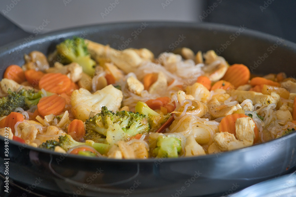 Hühnchenpfanne mit gesundem Bio Gemüse in Black Pepper Soße und mit Konjak Shirataki Nudeln
Hühnchenpfanne mit gesundem Bio Gemüse in Black Pepper Soße und mit Konjak Shirataki Nudeln