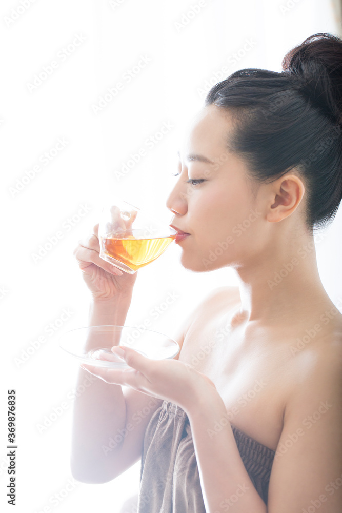 紅茶を飲む女性 紅茶を飲む女性