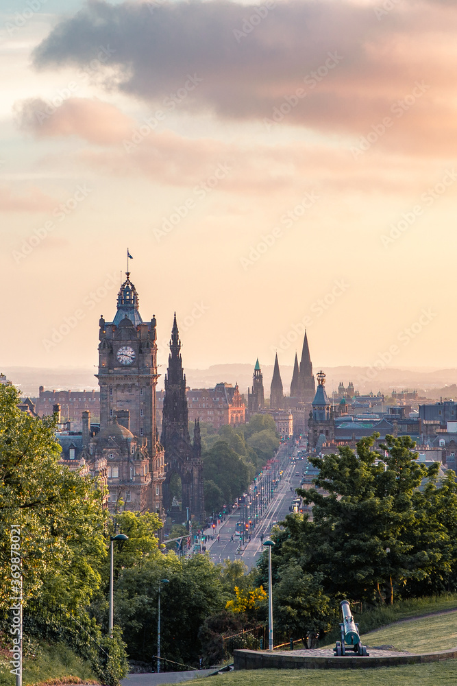 Naklejka premium The sunset view of Edinburgh, the capital city in Scotland.