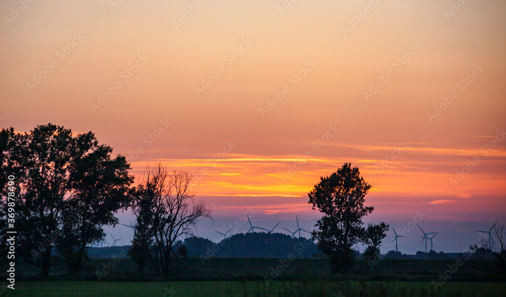 Fototapeta premium Sonnenuntergang mit Windrädern, Schleswig-Holstein, Deutschland 