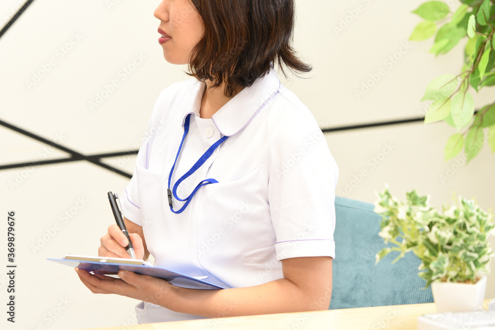 問診をする医療従事者の女性 問診をする医療従事者の女性