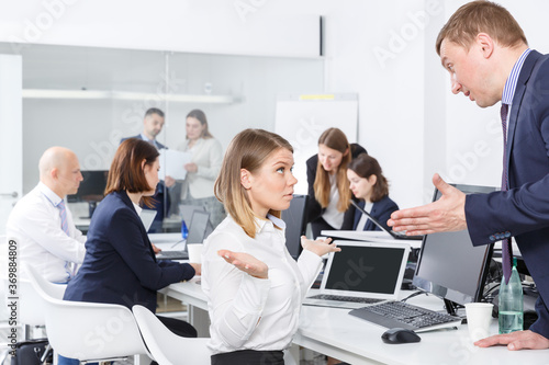 Quadro em tela Boss scolding female subordinate pointing out shortcomings and misses in work