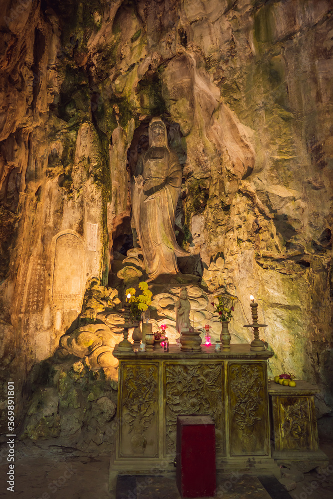 Obraz premium Huyen Khong Cave with shrines, Marble mountains, Vietnam