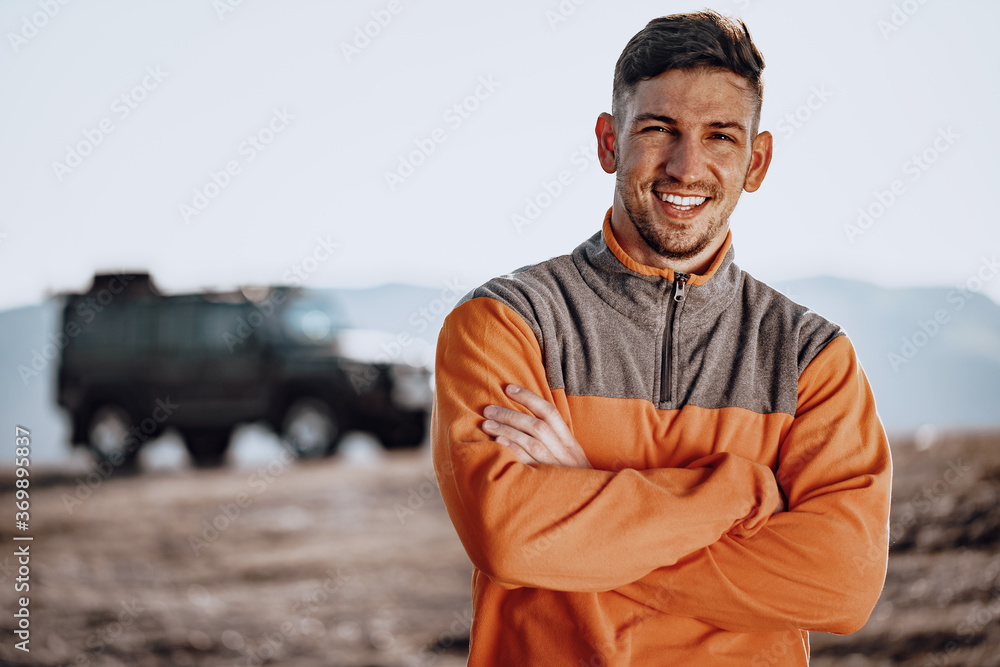 Obraz premium Portrait of a young caucasian man hiking in the mountains