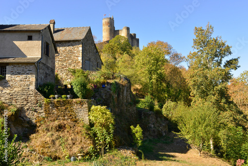 Chemin vers le château de Najac (12270), Aveyron en Occitanie, France